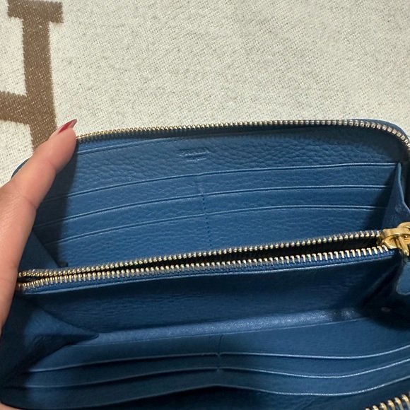 Authentic Blue Prada Wallet - Picture 5 of 5